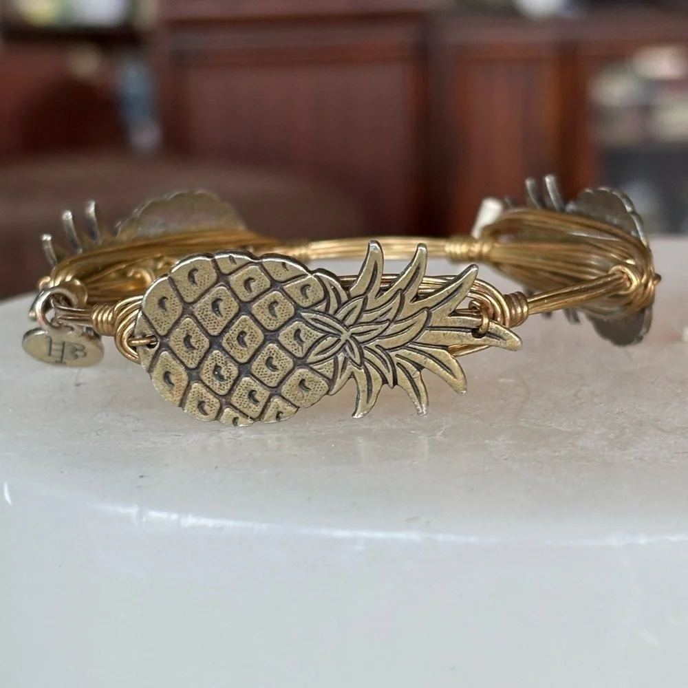 Bourbon & Bowties Gold Tone Pineapple Wire 7.5” Bangle Bracelet Tropical Fruit